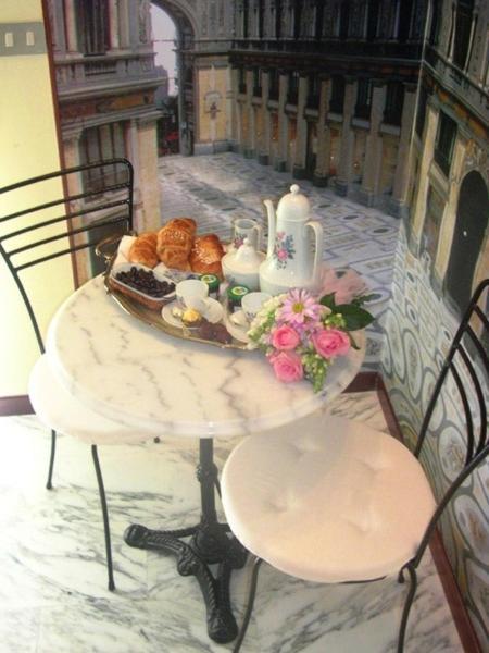 Latt E Liett Naples
